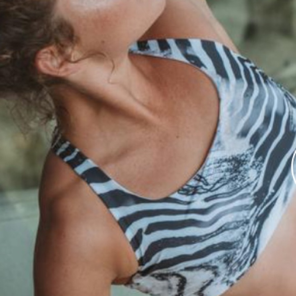 Onzie sports bra NWT